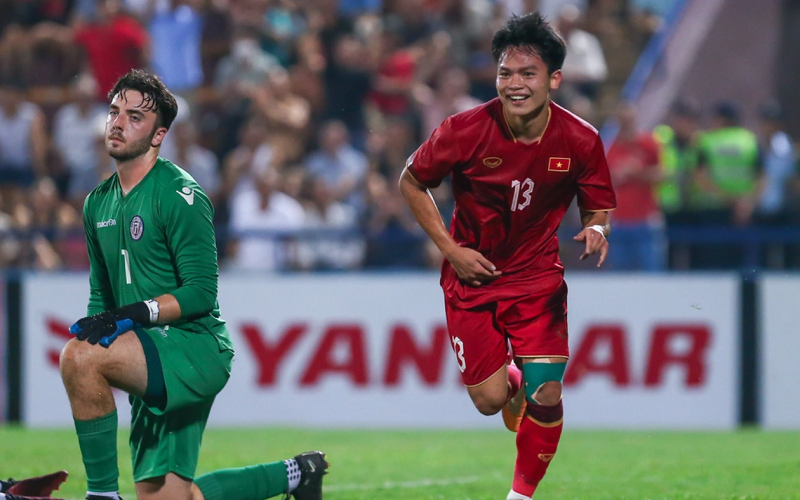 tro-cung-troussier-bi-hlv-kim-sang-sik-gach-ten-khoi-u23-viet-nam-fan-viet-bat-ngo