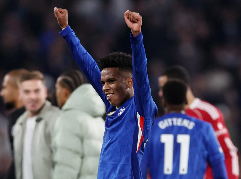 Thoát án truất quyền thi đấu, Estevao gây tranh cãi trong đêm Chelsea gục ngã tại Elland Road